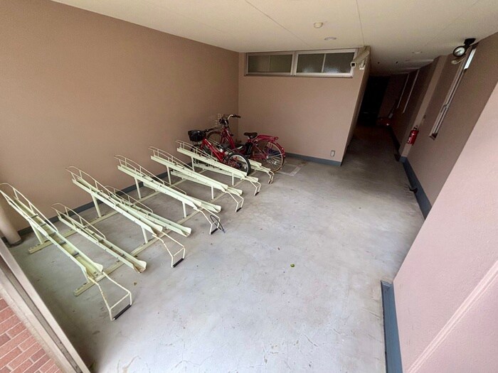 物件外観写真2　(駐輪場)