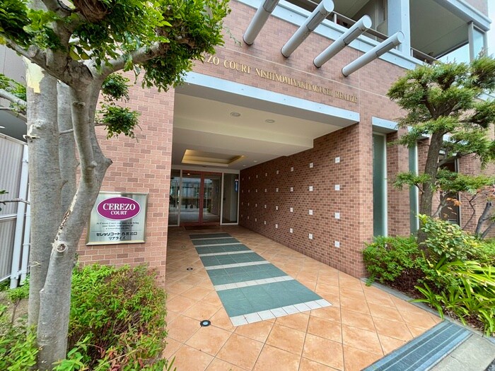 物件外観写真3　(エントランス部分)