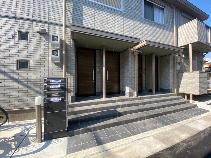 物件外観写真3　(エントランス部分)