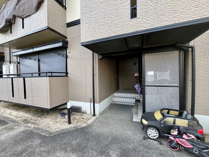 物件外観写真4　(エントランス部分)