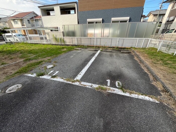 物件外観写真6　(駐車場)