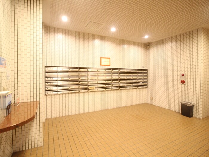 物件外観写真5　(エントランス部分)