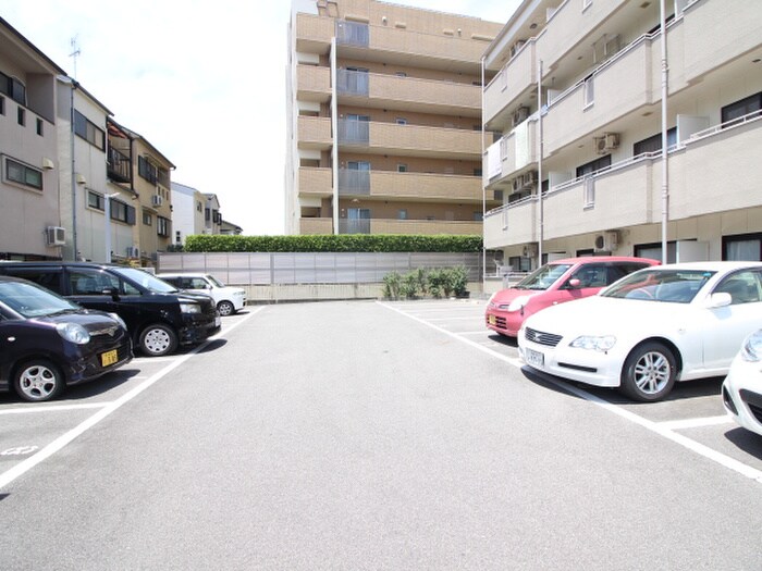 物件外観写真4　(駐車場)