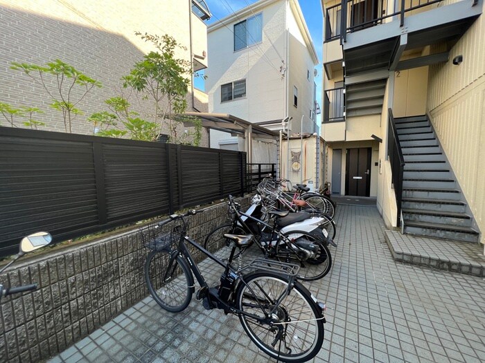 物件外観写真4　(駐輪場)