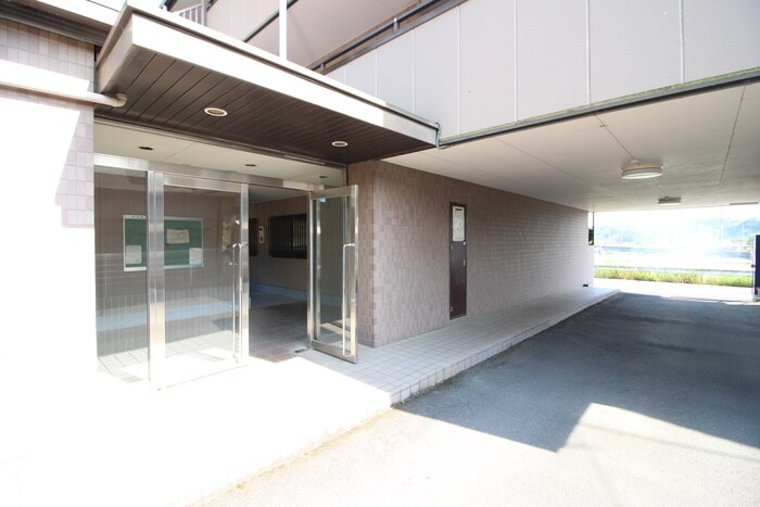 物件外観写真4　(エントランス部分)