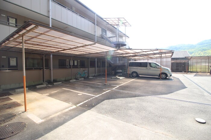 物件外観写真6　(駐車場)