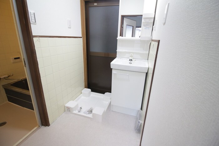 物件内観写真2　(洗濯機置場)