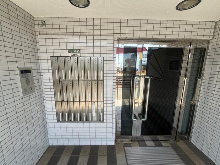 物件外観写真4　(エントランス部分)