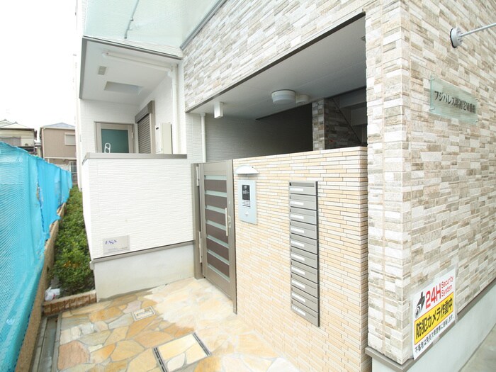 物件外観写真3　(エントランス部分)