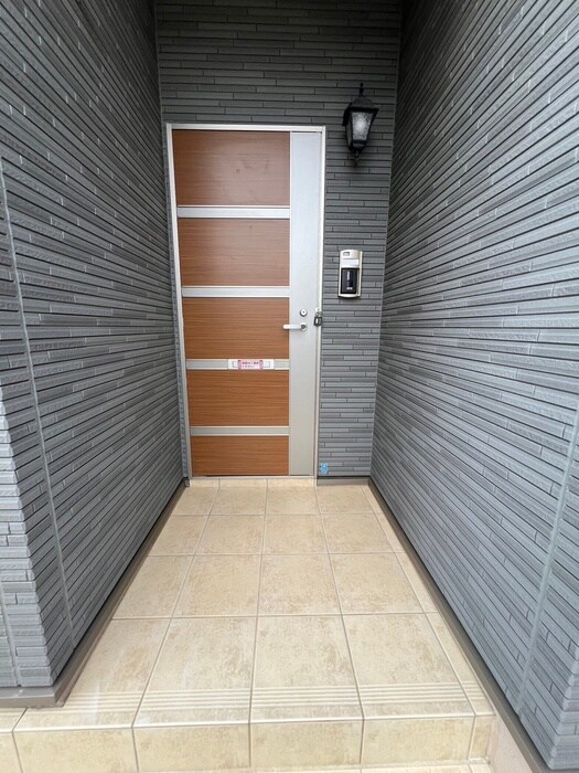 物件外観写真5　(エントランス部分)