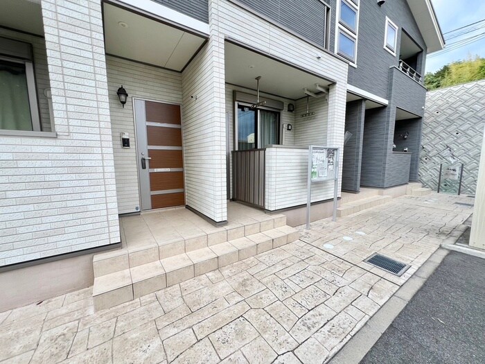 物件外観写真6　(エントランス部分)