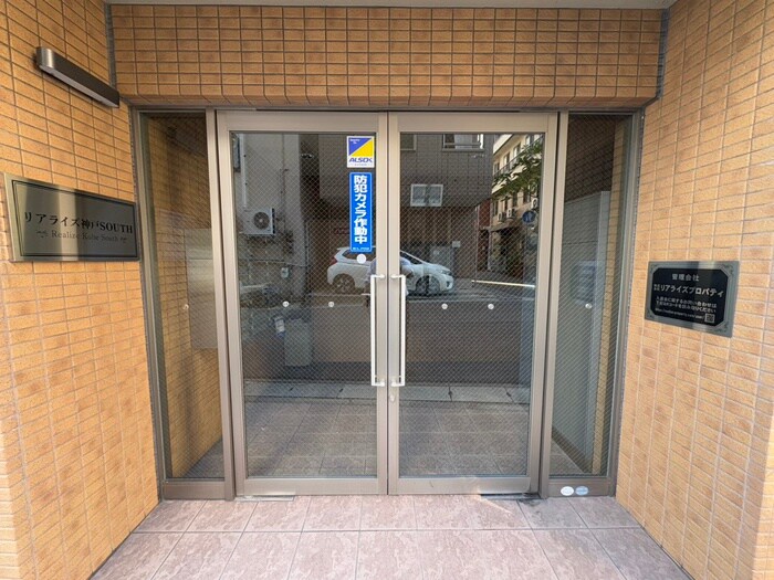 物件外観写真3　(エントランス部分)