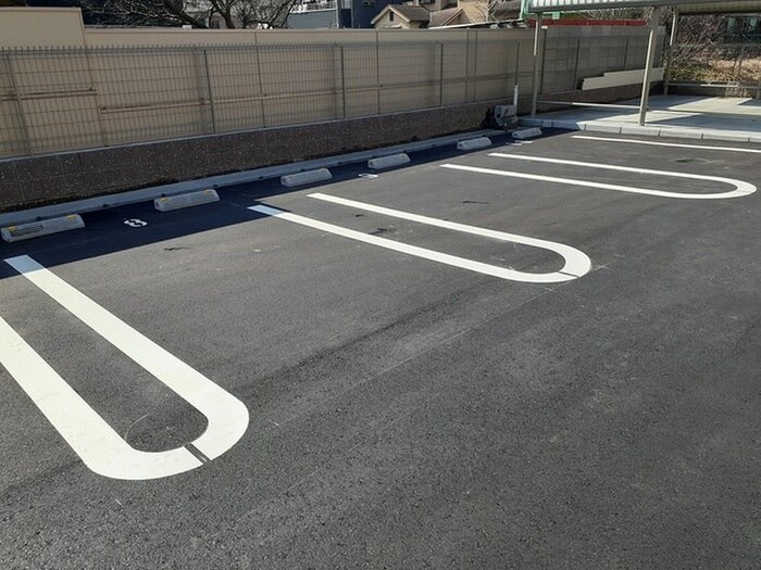 物件外観写真6　(駐車場)