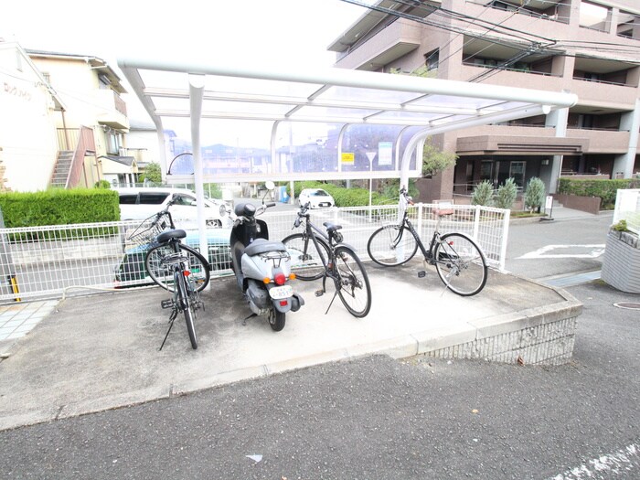 物件外観写真4　(駐輪場)