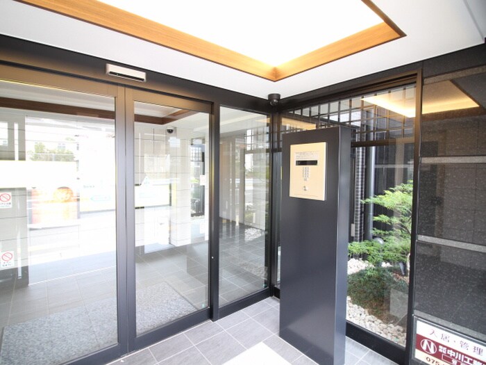 物件外観写真4　(エントランス部分)