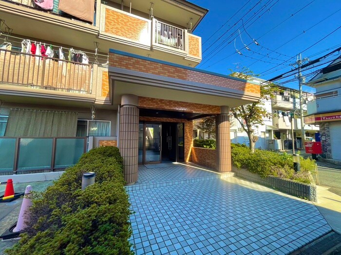 物件外観写真2　(エントランス部分)