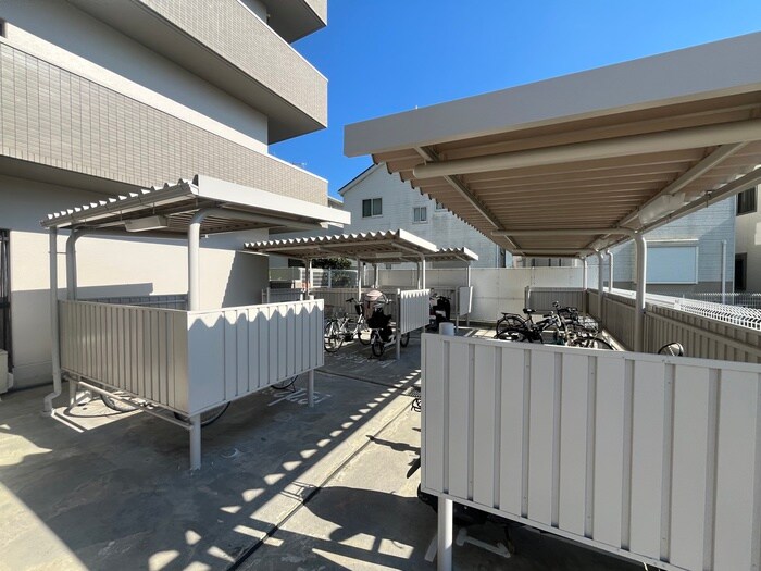 物件外観写真4　(駐輪場)