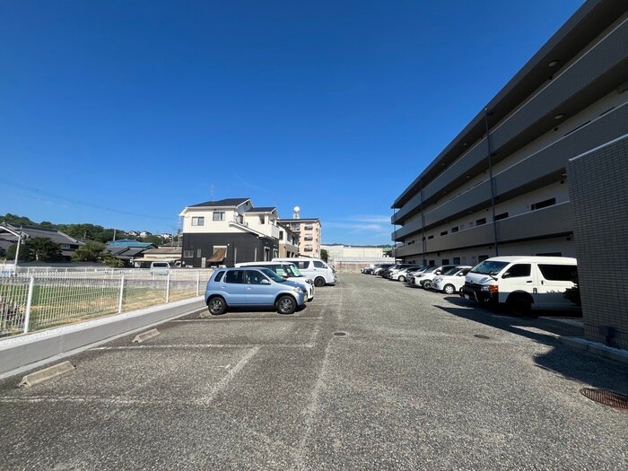 物件外観写真6　(駐車場)