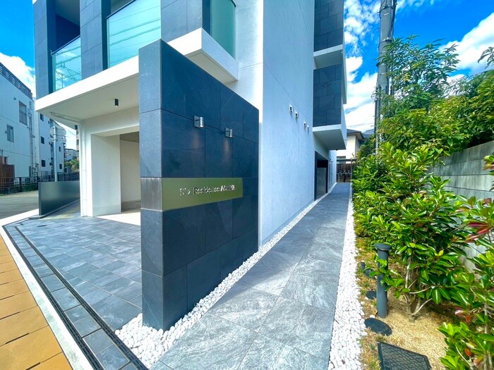 物件外観写真3　(エントランス部分)