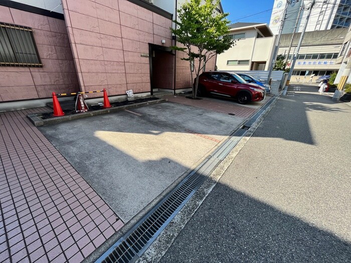 物件外観写真6　(駐車場)