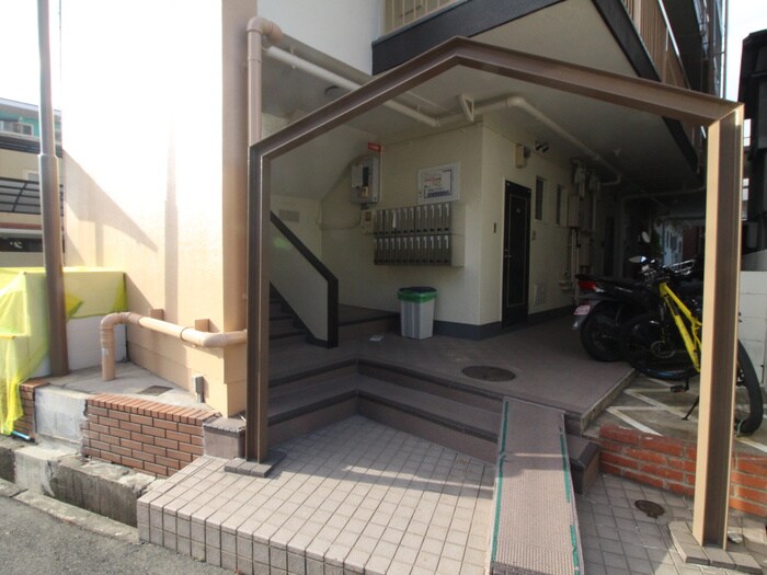 物件外観写真6　(エントランス部分)