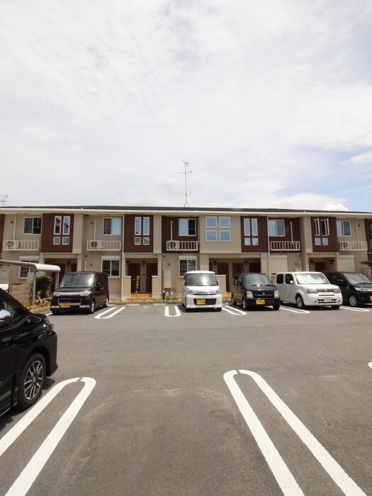 物件外観写真4　(駐車場)