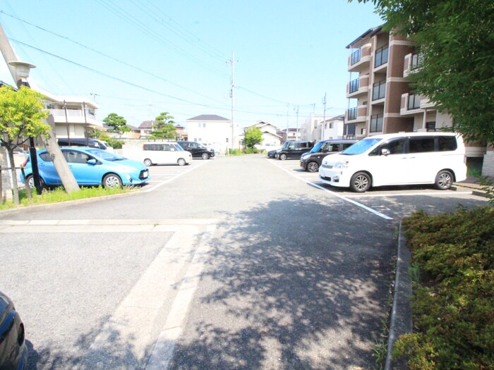 物件外観写真3　(駐車場)