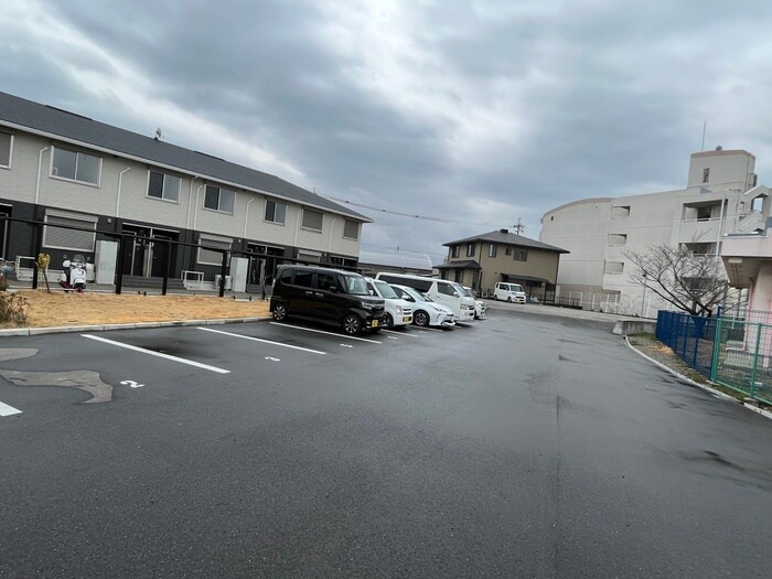 物件外観写真5　(駐車場)