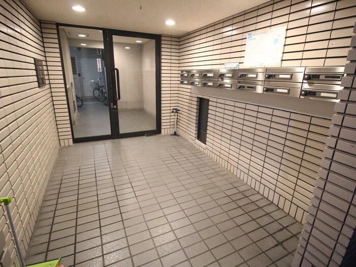 物件外観写真3　(エントランス部分)