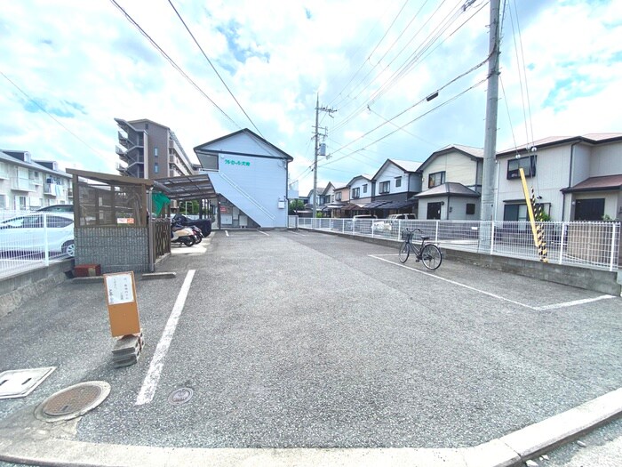 物件外観写真5　(駐車場)