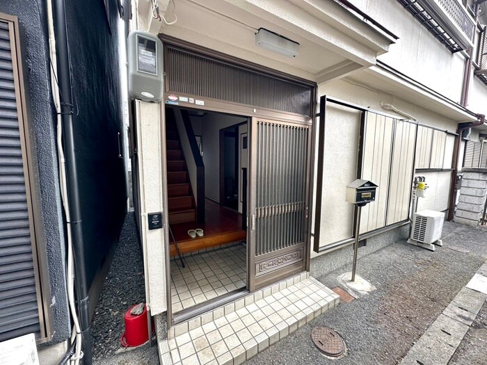 物件外観写真2　(エントランス部分)