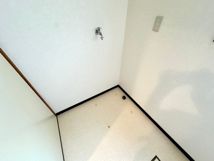 物件内観写真8　(洗濯機置場)