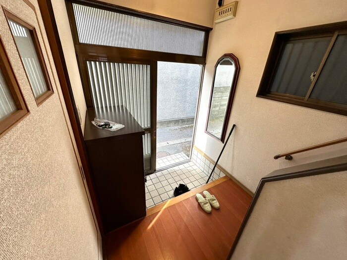 物件内観写真10　(玄関)