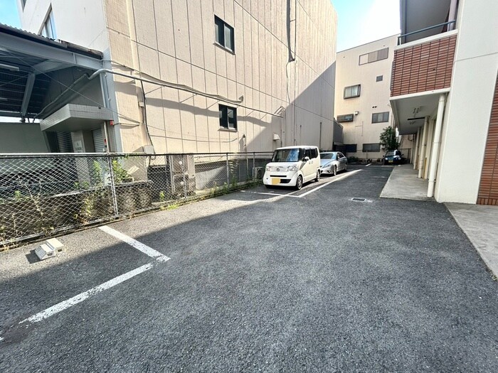 物件外観写真3　(駐車場)