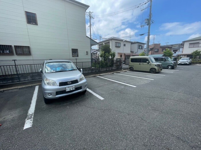 物件外観写真2　(駐車場)