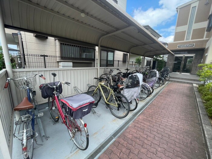 物件外観写真3　(駐輪場)