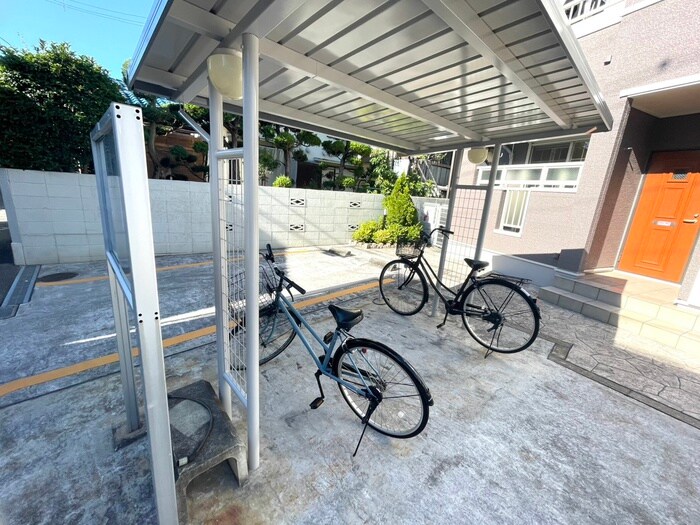 物件外観写真4　(駐輪場)