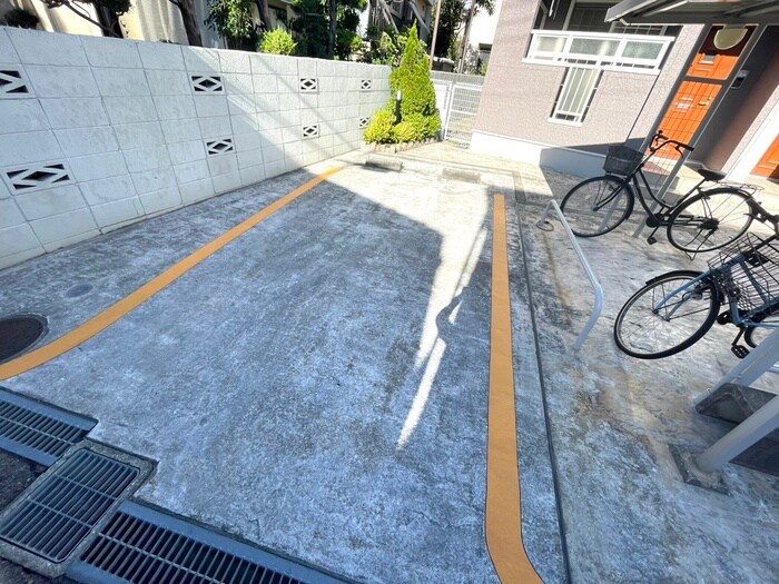 物件外観写真5　(駐車場)