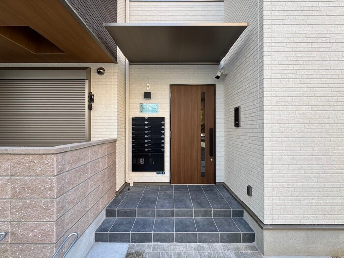 物件外観写真2　(エントランス部分)