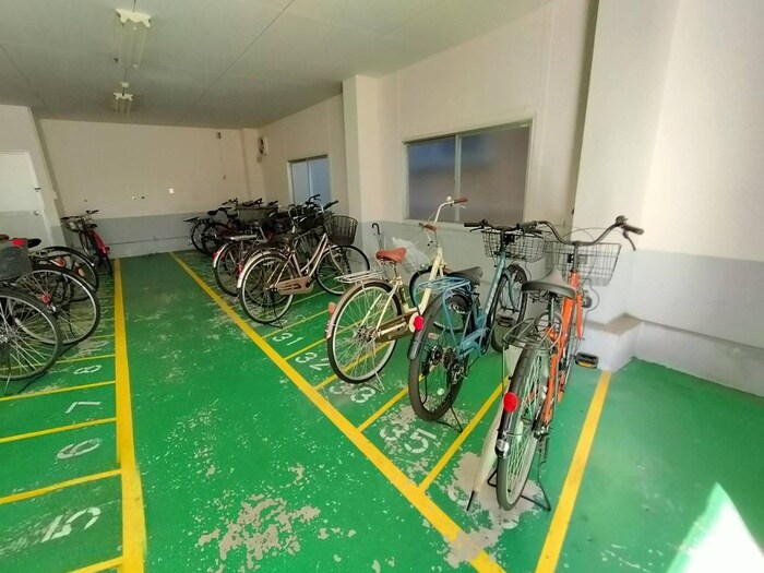 物件外観写真2　(駐輪場)