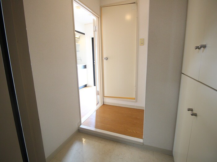 物件内観写真4　(玄関)