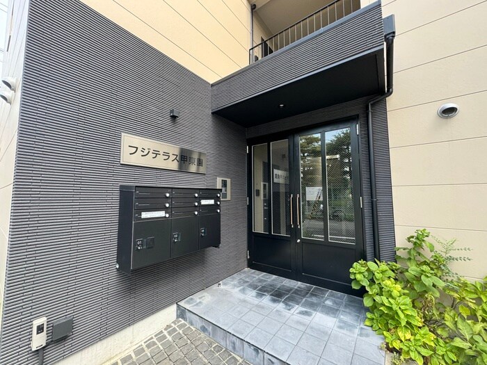 物件外観写真3　(エントランス部分)