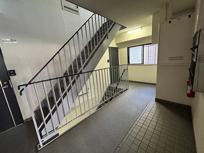 物件外観写真6　(エントランス部分)