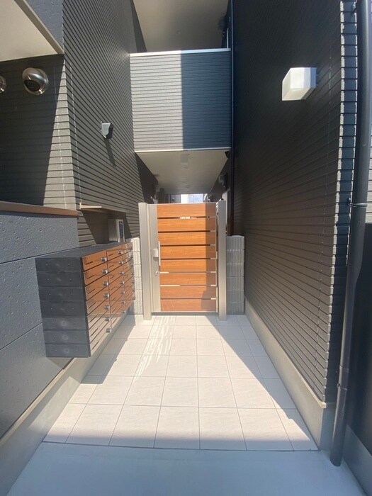 物件外観写真3　(エントランス部分)