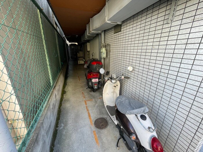 物件外観写真5　(バイク置き場)