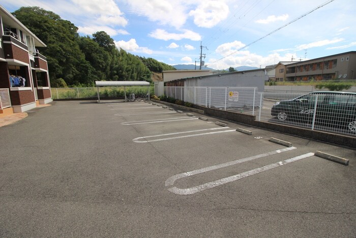物件外観写真4　(駐車場)