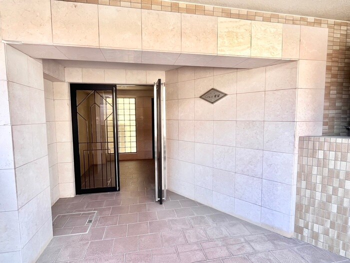 物件外観写真3　(エントランス部分)