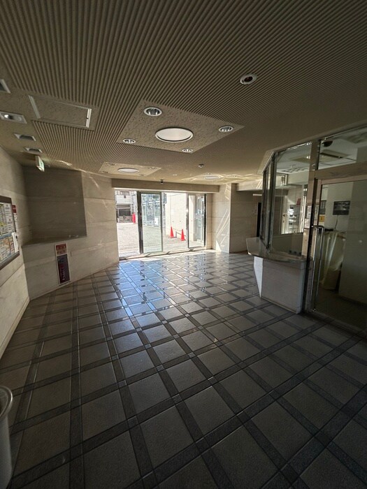 物件外観写真6　(エントランス部分)