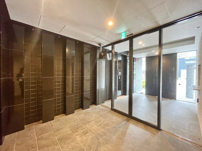 物件外観写真3　(エントランス部分)