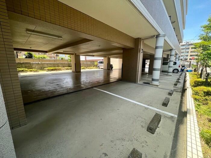 物件外観写真3　(駐車場)